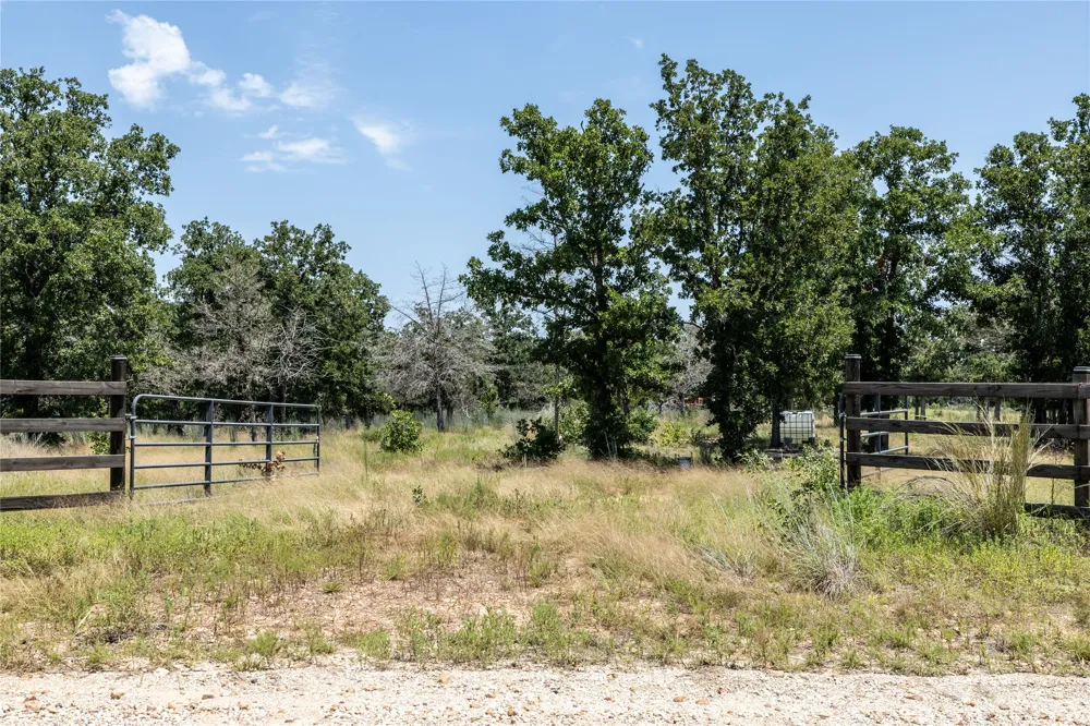 3 Edgewood Trail Road Paige, TX 78659