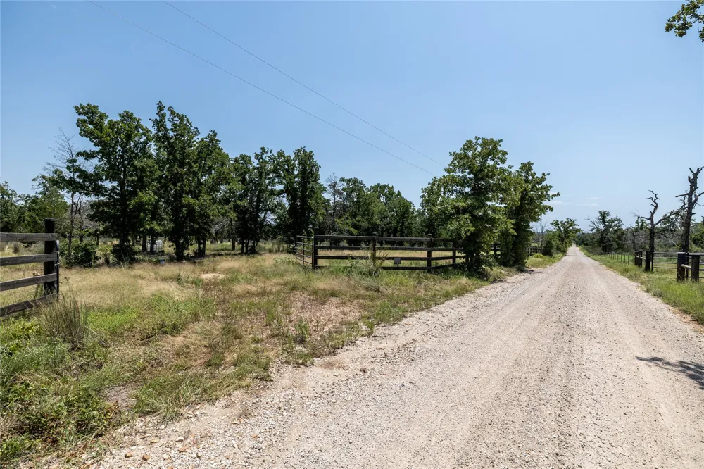 3 Edgewood Trail Road Paige, TX 78659