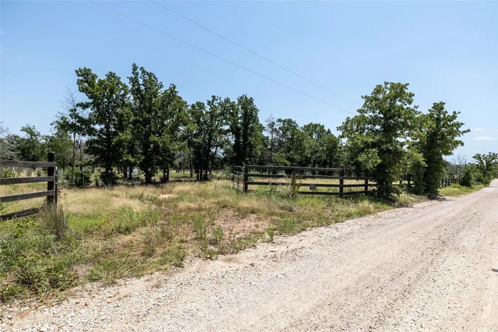 3 Edgewood Trail Road Paige, TX 78659