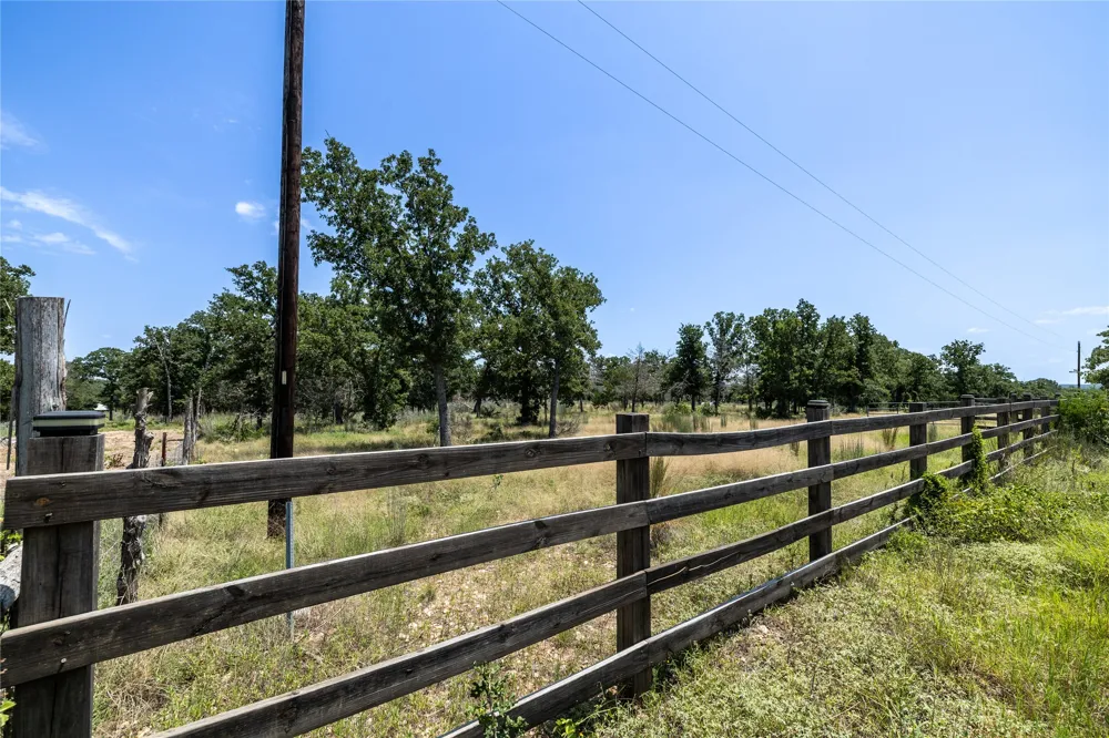 3 Edgewood Trail Road Paige, TX 78659
