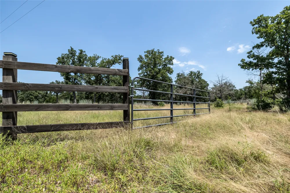3 Edgewood Trail Road Paige, TX 78659