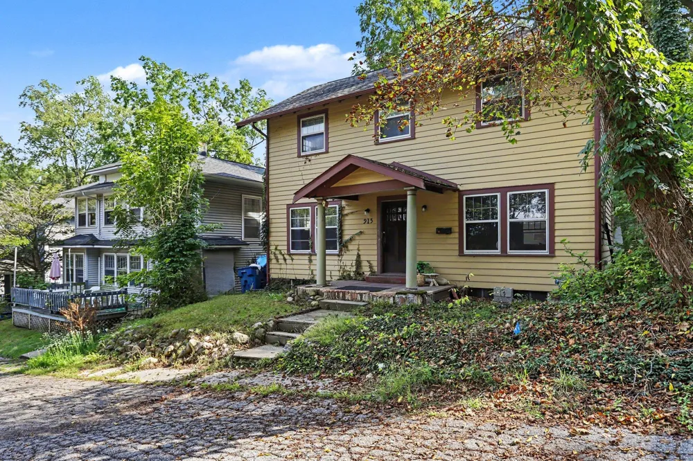 915 Walwood Place Kalamazoo, MI 49007