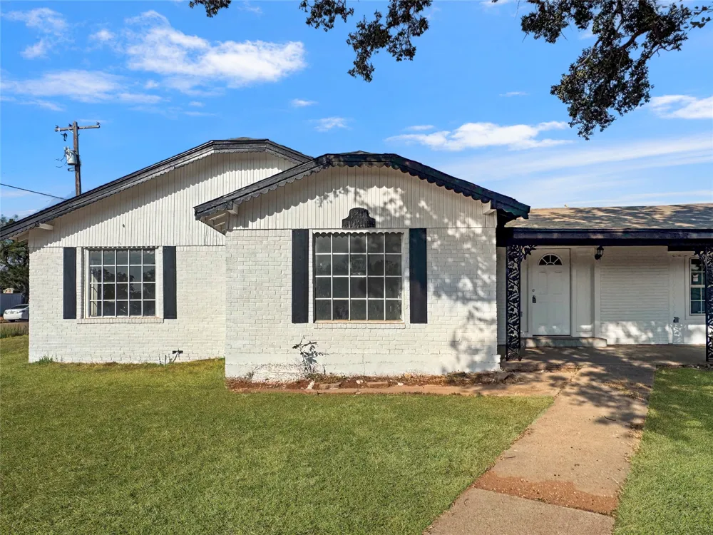 1201 Hickory Sweetwater, TX 79556