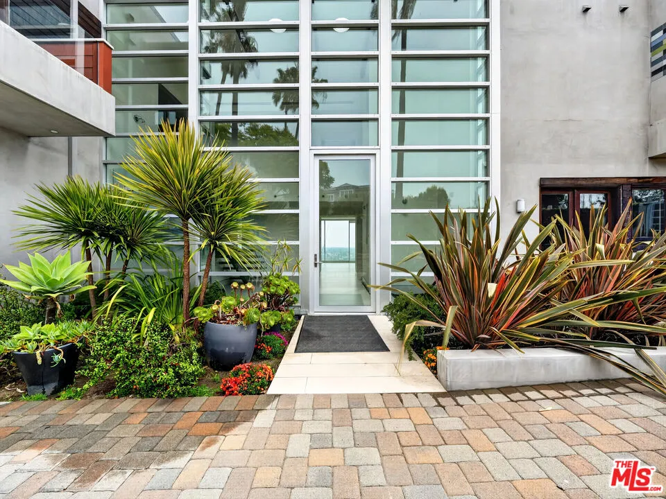 770 Paseo Miramar Los Angeles, CA 90272