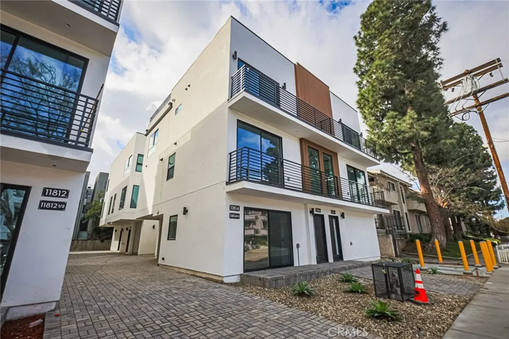 11810 Gilmore Los Angeles, CA 91606