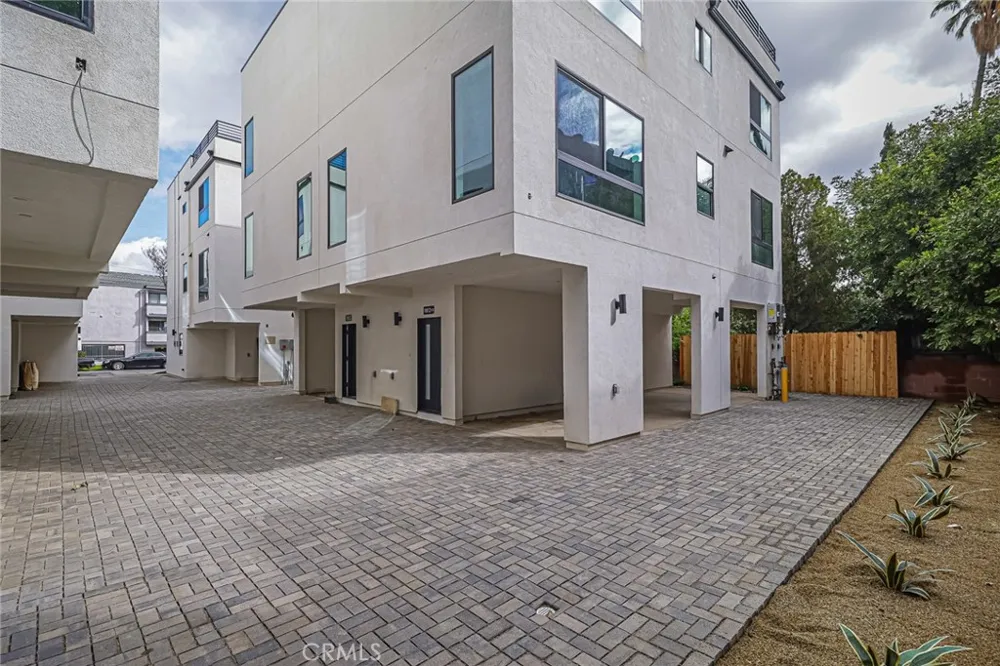 11810 Gilmore Los Angeles, CA 91606