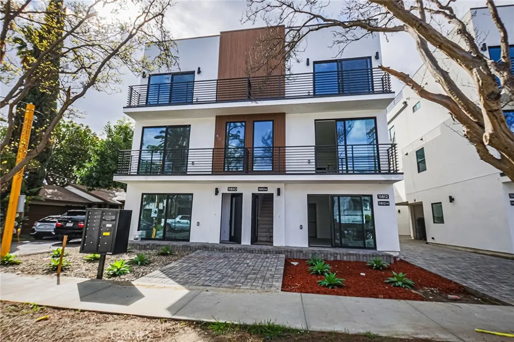 11810 Gilmore Los Angeles, CA 91606
