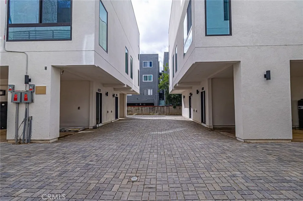 11810 Gilmore Los Angeles, CA 91606