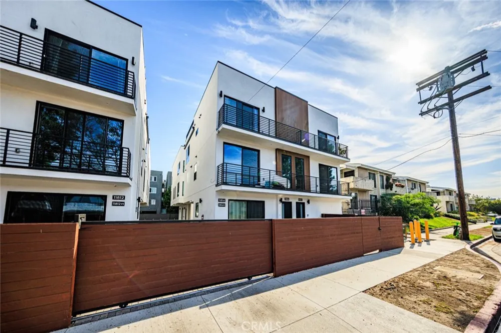 11810 Gilmore Los Angeles, CA 91606