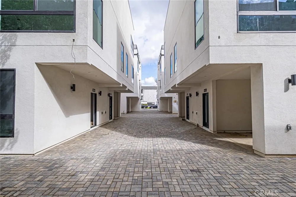 11810 Gilmore Los Angeles, CA 91606