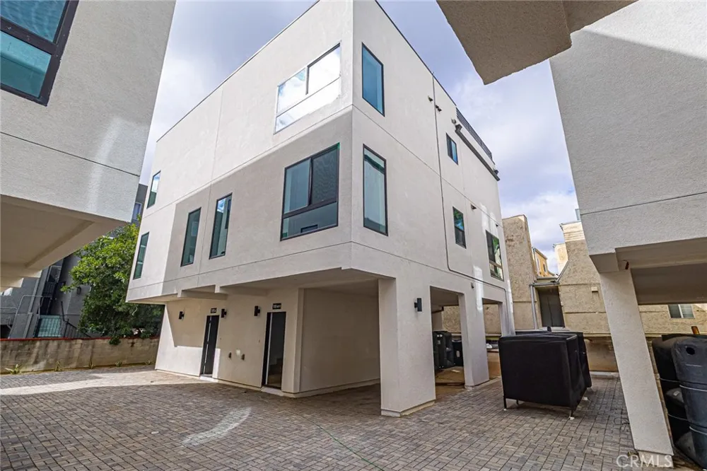 11810 Gilmore Los Angeles, CA 91606