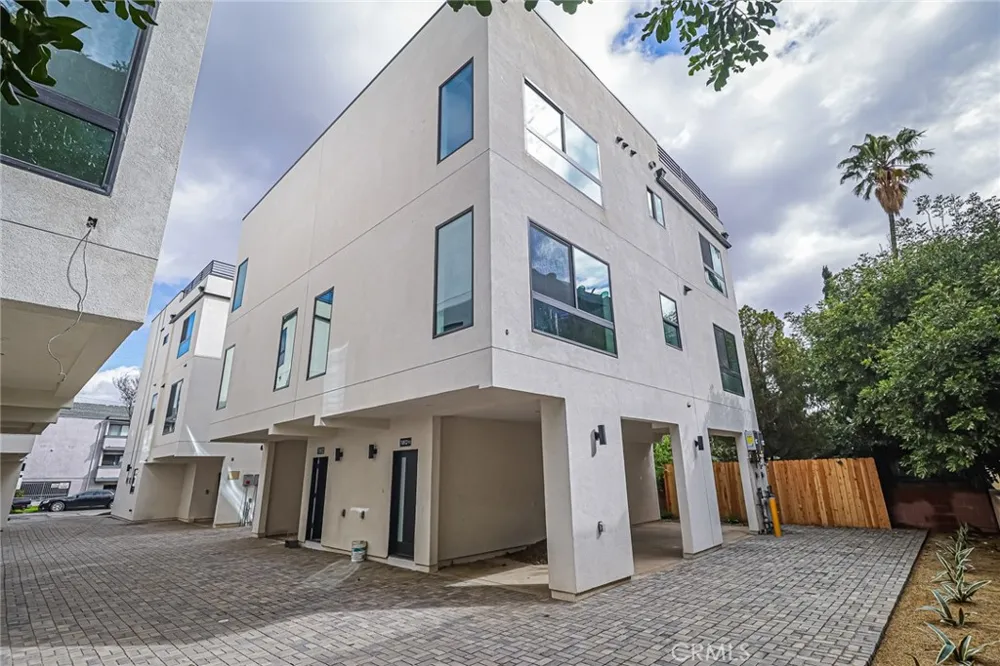 11810 Gilmore Los Angeles, CA 91606