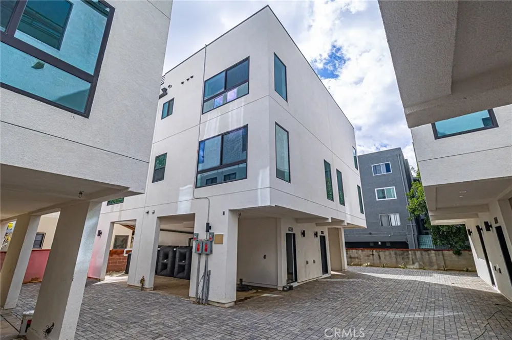 11810 Gilmore Los Angeles, CA 91606