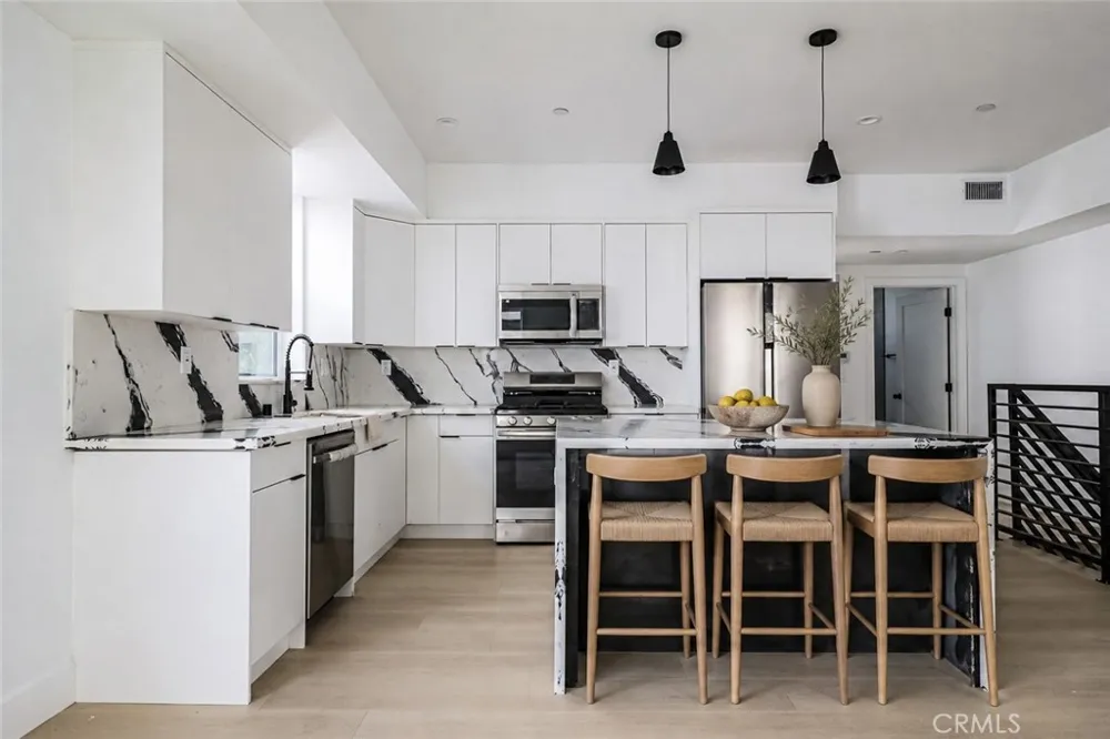11810 Gilmore Los Angeles, CA 91606