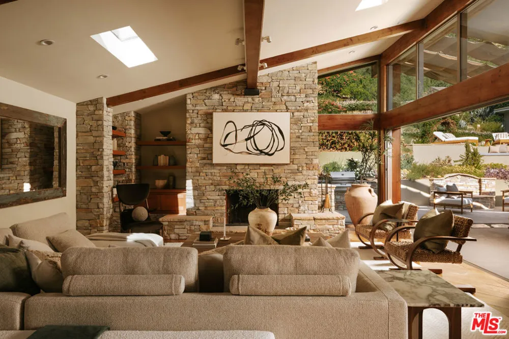 2618 Mandeville Canyon Road Los Angeles, CA 90049