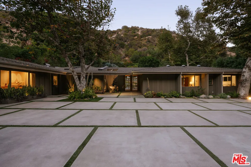 2618 Mandeville Canyon Road Los Angeles, CA 90049
