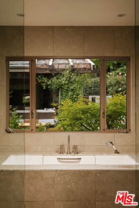 2618 Mandeville Canyon Road Los Angeles, CA 90049