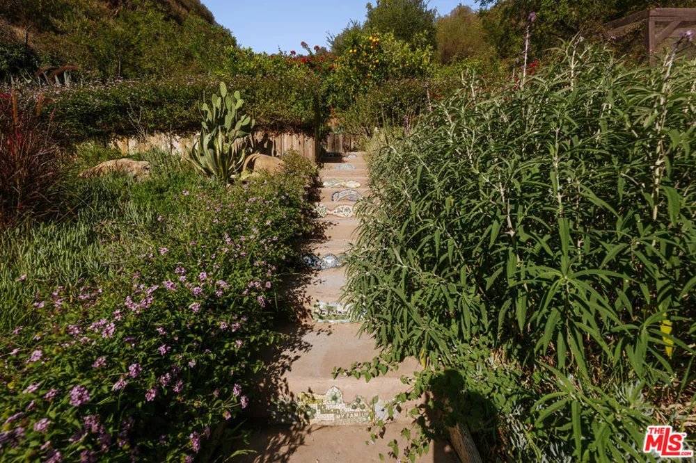 2618 Mandeville Canyon Road Los Angeles, CA 90049