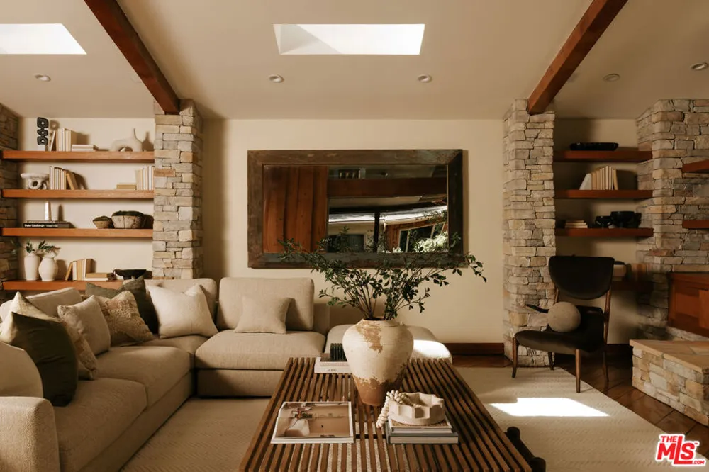 2618 Mandeville Canyon Road Los Angeles, CA 90049