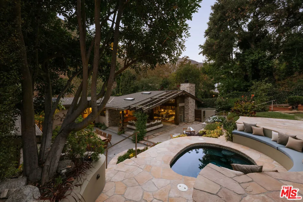 2618 Mandeville Canyon Road Los Angeles, CA 90049