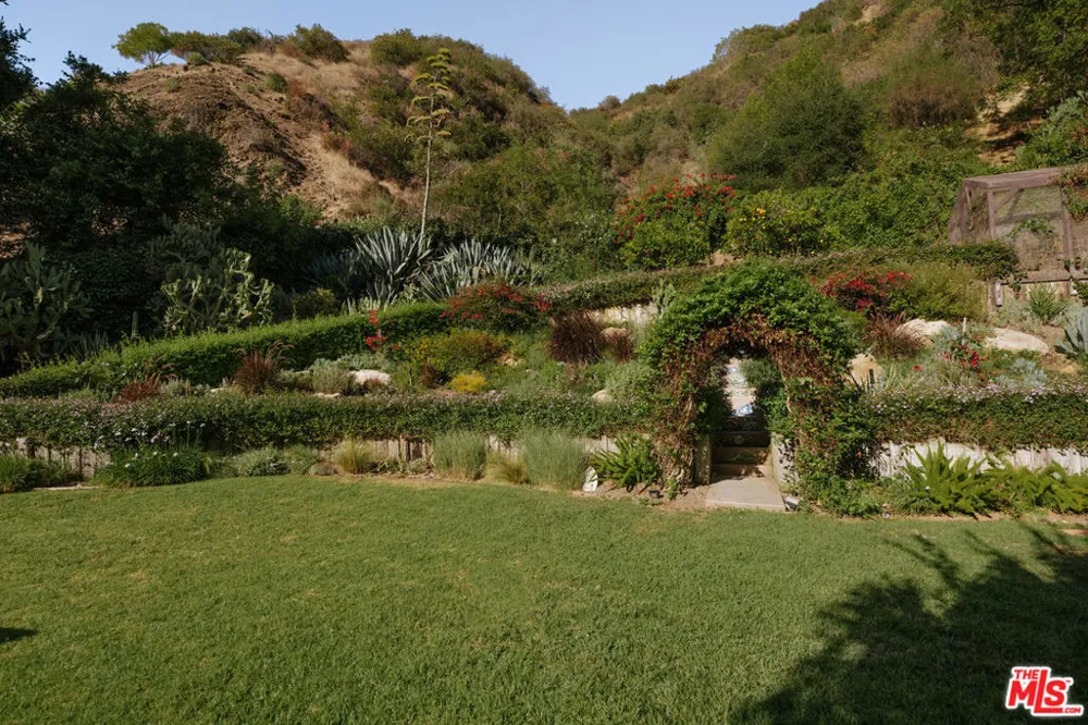 2618 Mandeville Canyon Road Los Angeles, CA 90049