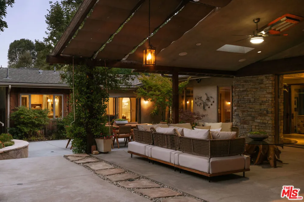 2618 Mandeville Canyon Road Los Angeles, CA 90049