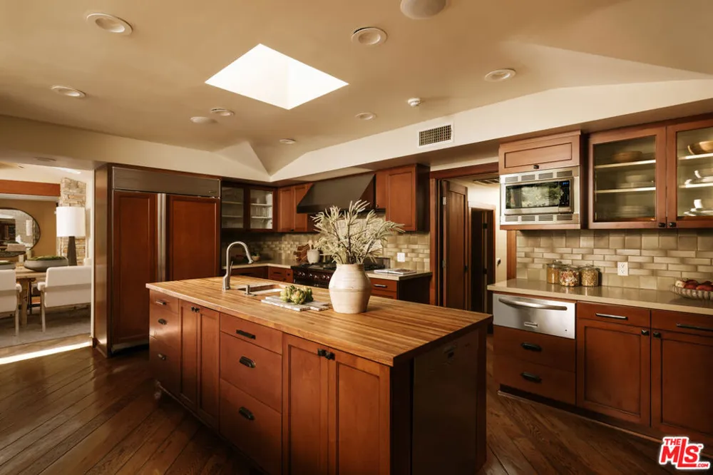 2618 Mandeville Canyon Road Los Angeles, CA 90049