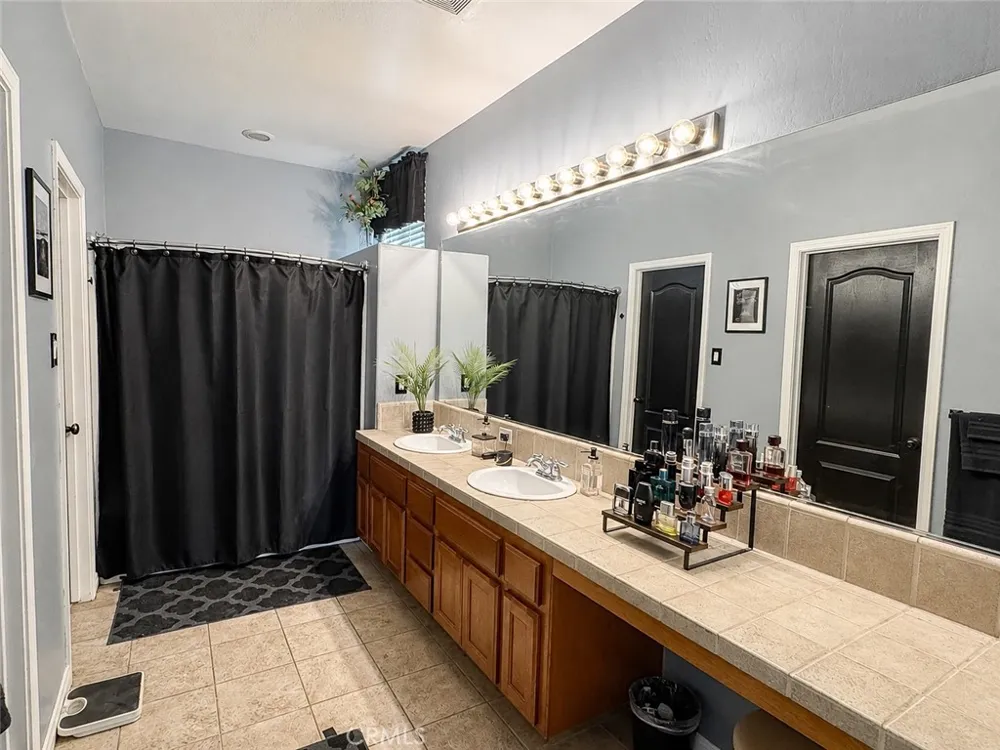 11107 Snowcreek Falls Bakersfield, CA 93312
