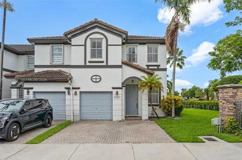 11401 NW 76th Ter