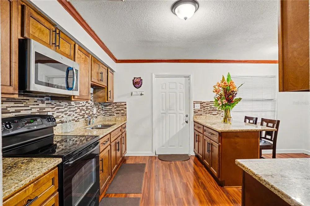 2422 BERRY ROAD Plant City, FL 33567