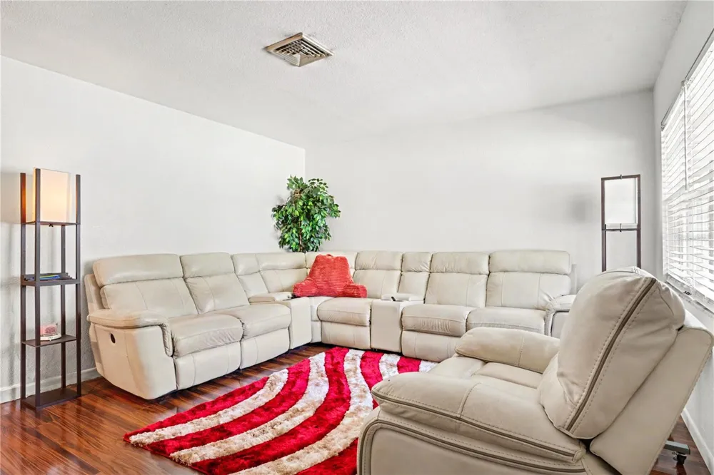 2422 BERRY ROAD Plant City, FL 33567