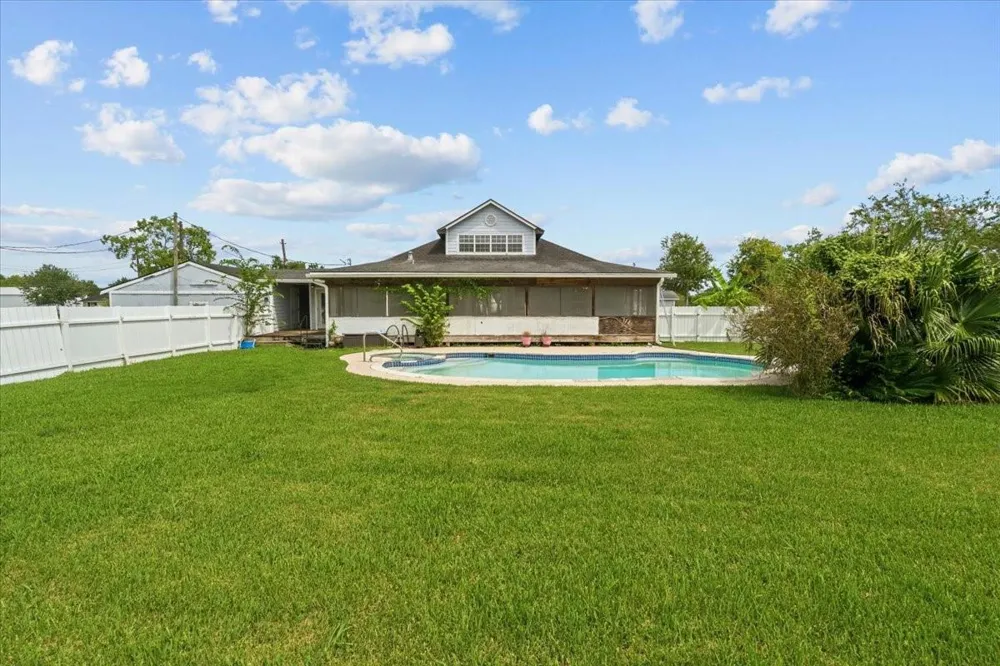 7228 Avenue R Santa Fe, TX 77510