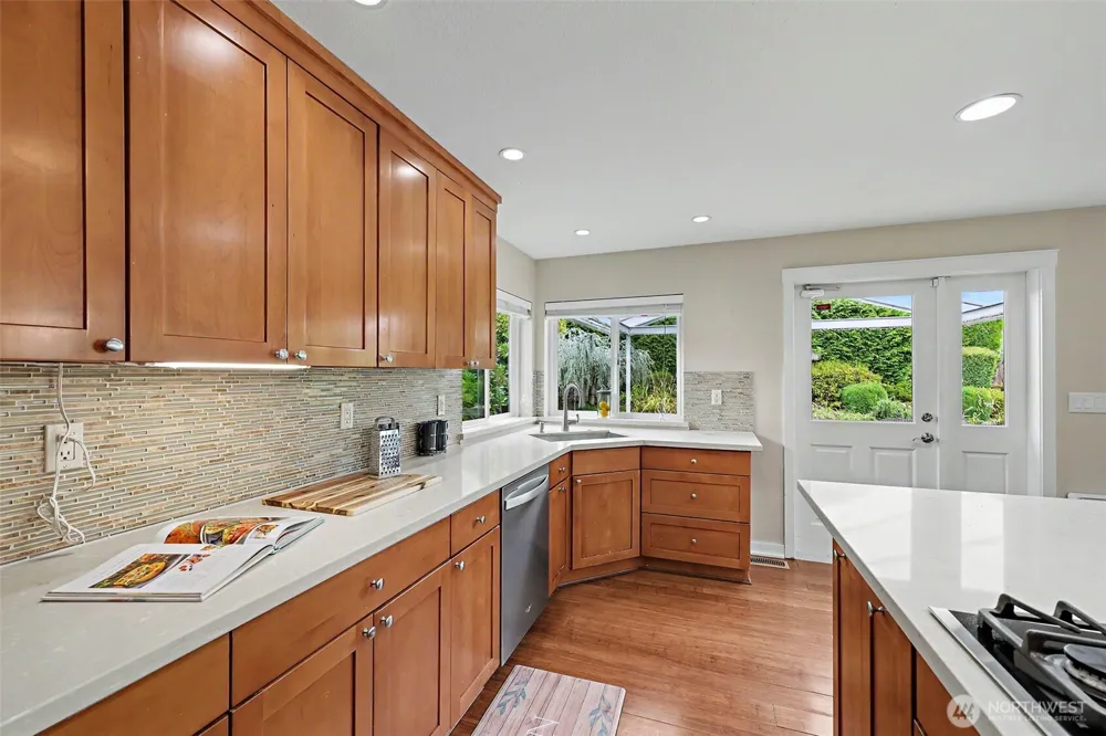 1216 88th Place NE Clyde Hill, WA 98004