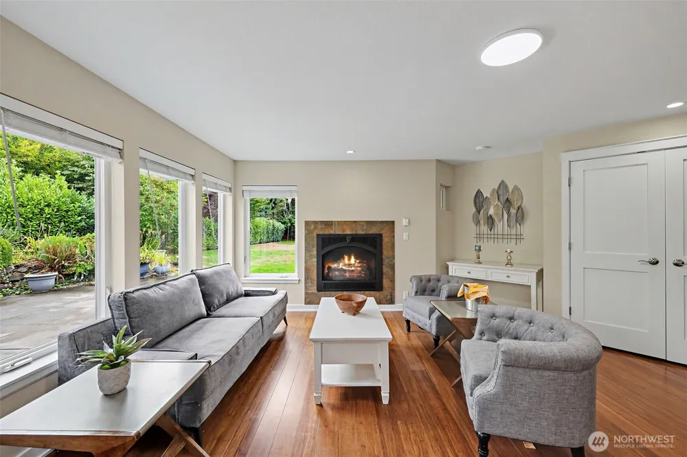 1216 88th Place NE Clyde Hill, WA 98004