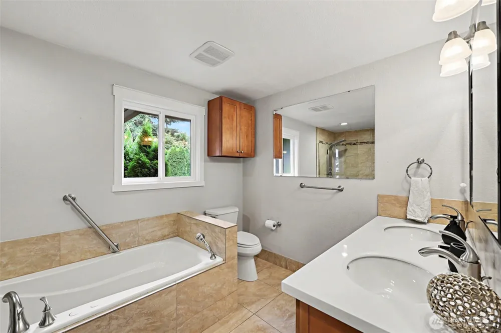 1216 88th Place NE Clyde Hill, WA 98004
