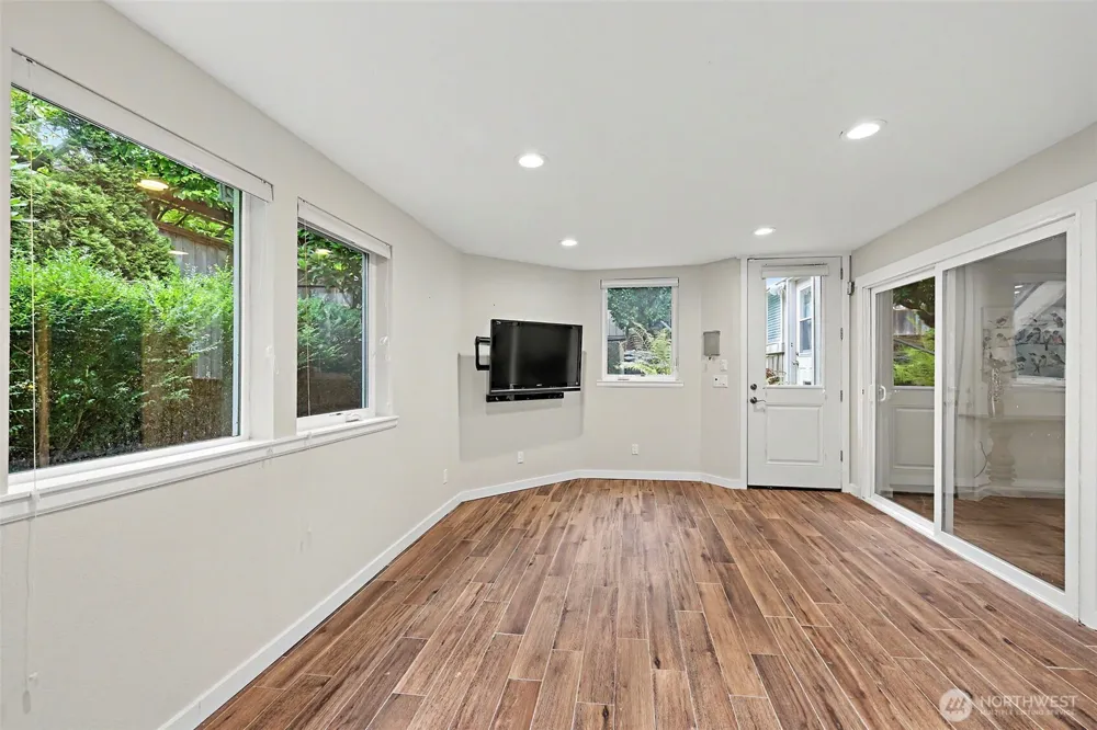 1216 88th Place NE Clyde Hill, WA 98004