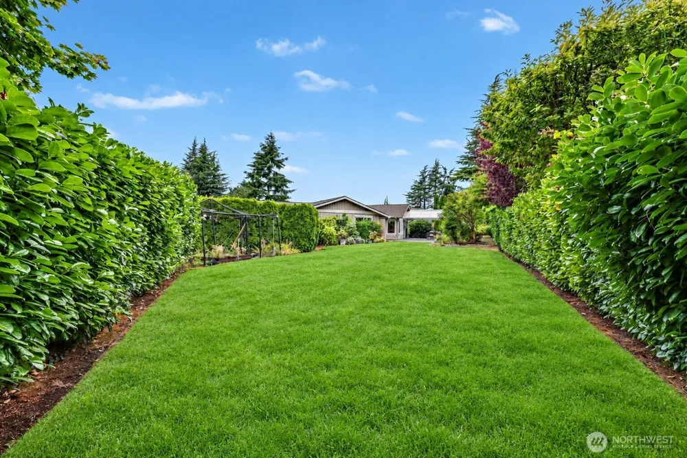 1216 88th Place NE Clyde Hill, WA 98004