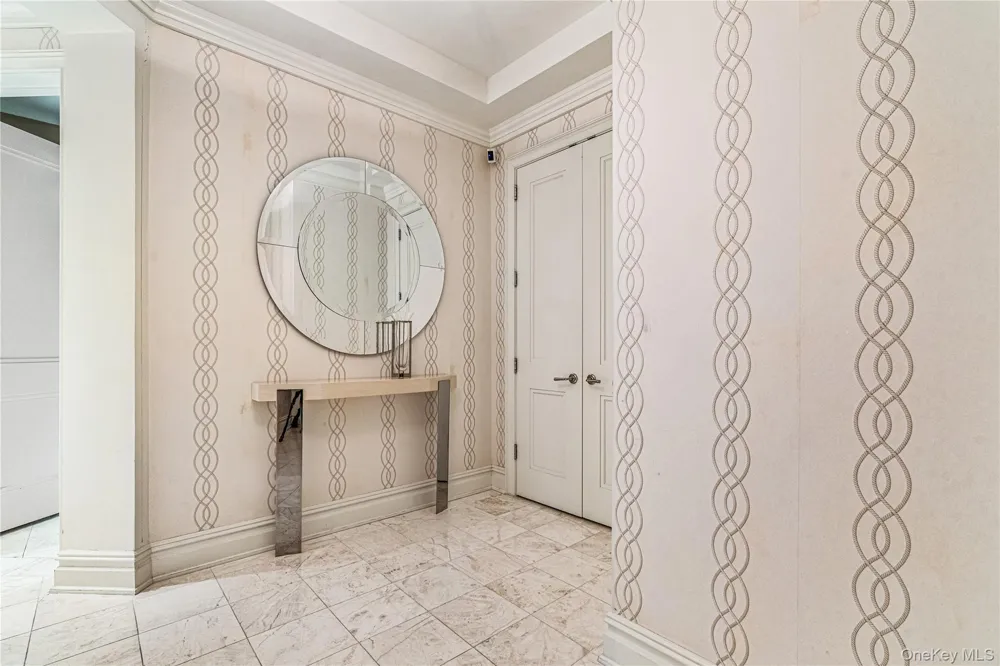 2000 Royal Court #2009 North Hills, NY 11040