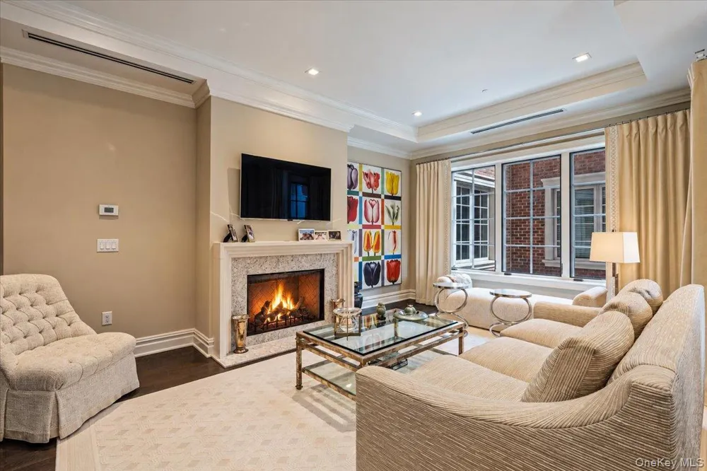 2000 Royal Court #2009 North Hills, NY 11040