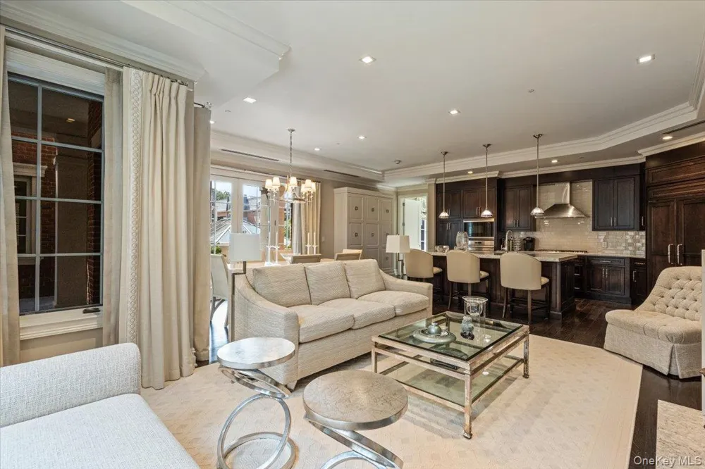 2000 Royal Court #2009 North Hills, NY 11040