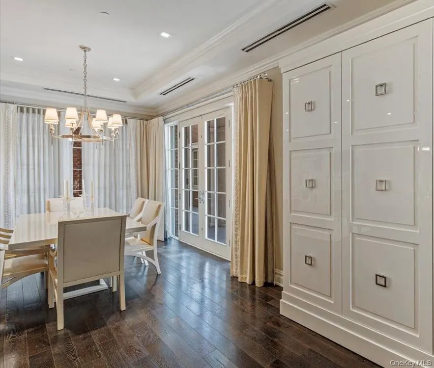 2000 Royal Court #2009 North Hills, NY 11040