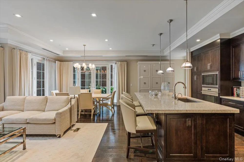 2000 Royal Court #2009 North Hills, NY 11040