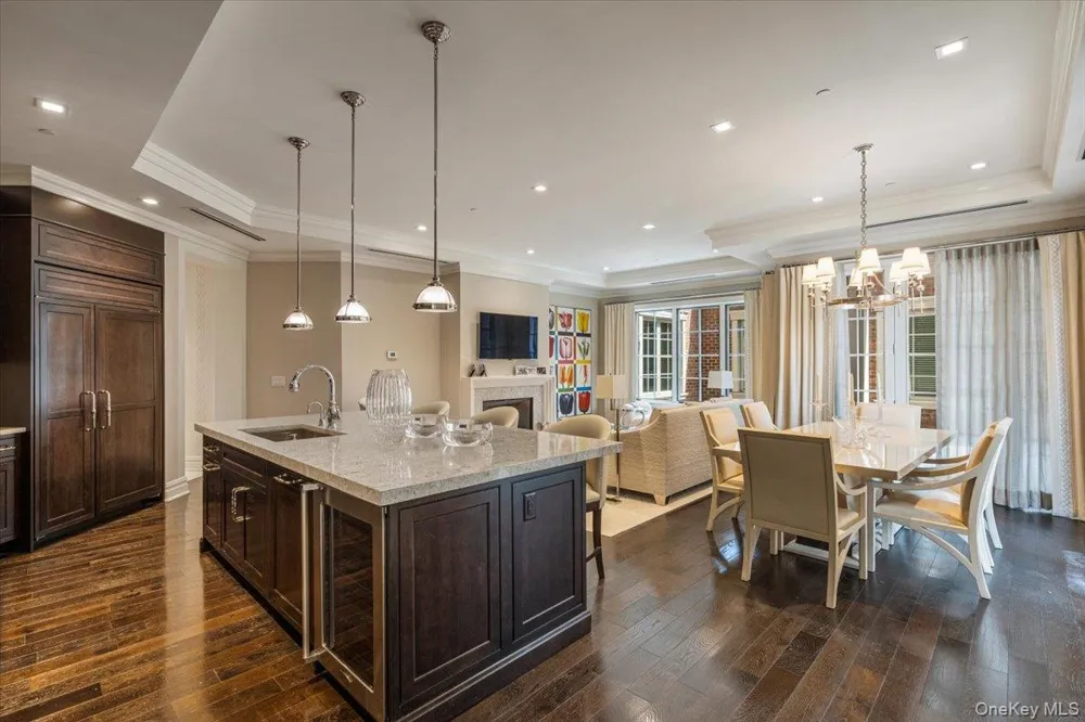 2000 Royal Court #2009 North Hills, NY 11040