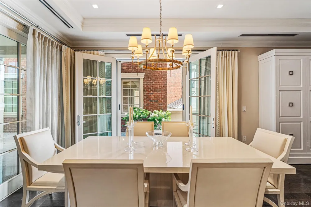 2000 Royal Court #2009 North Hills, NY 11040