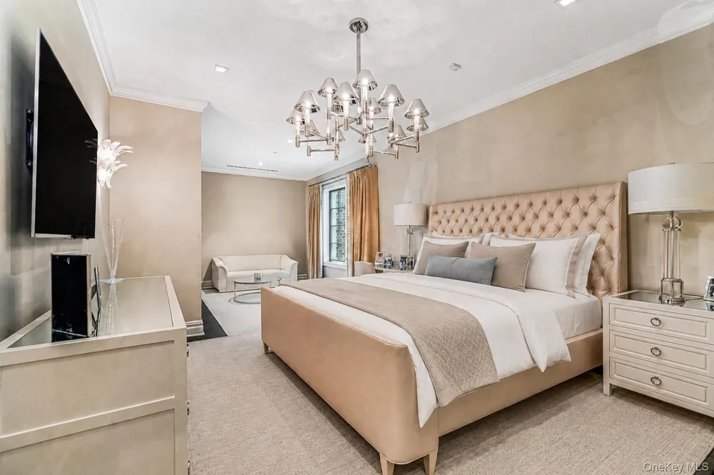 2000 Royal Court #2009 North Hills, NY 11040
