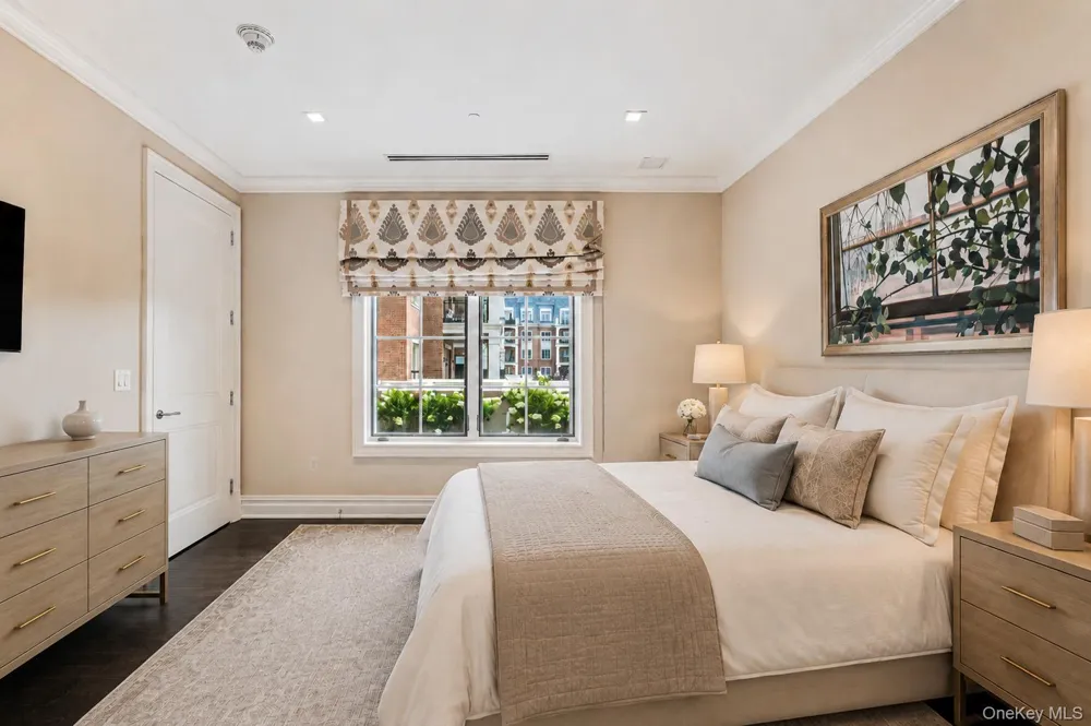 2000 Royal Court #2009 North Hills, NY 11040