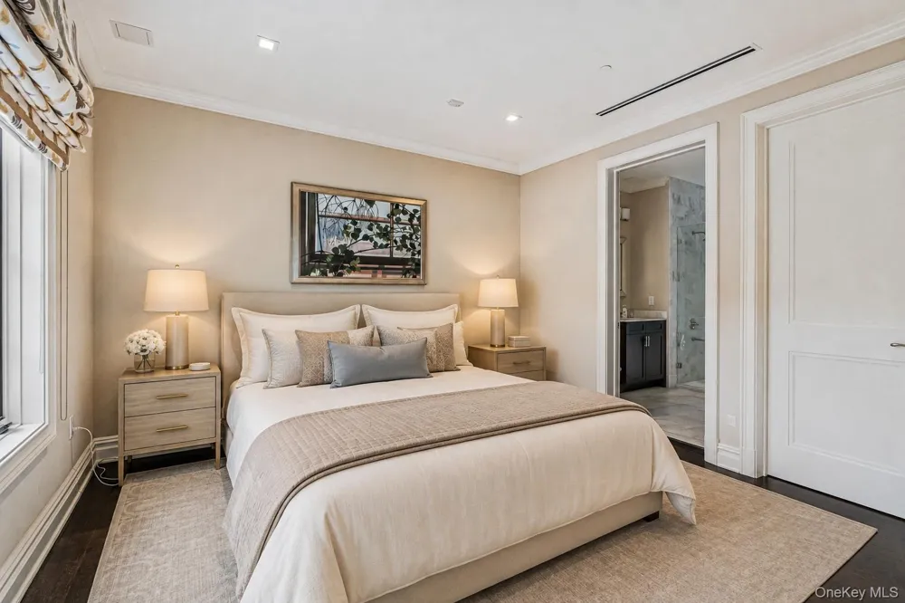 2000 Royal Court #2009 North Hills, NY 11040
