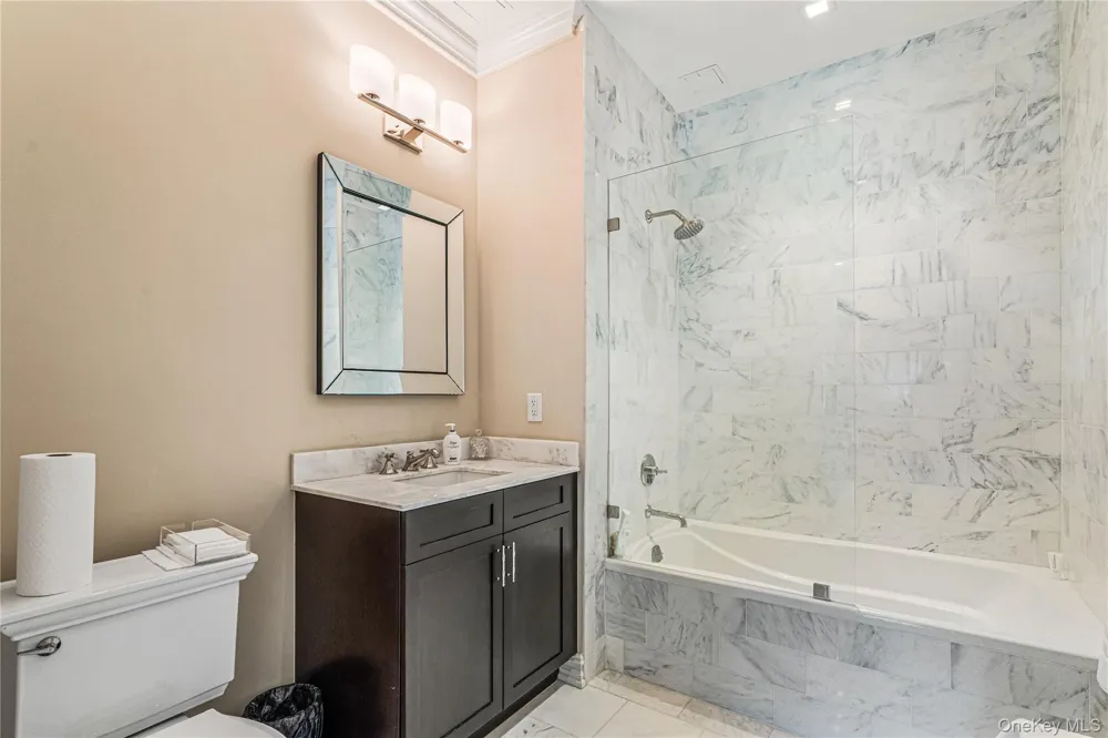 2000 Royal Court #2009 North Hills, NY 11040