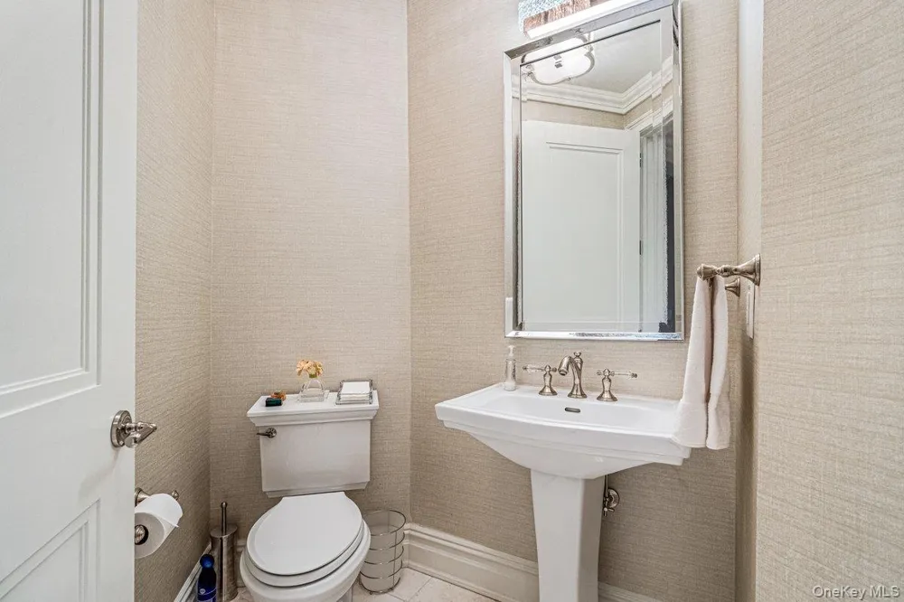 2000 Royal Court #2009 North Hills, NY 11040