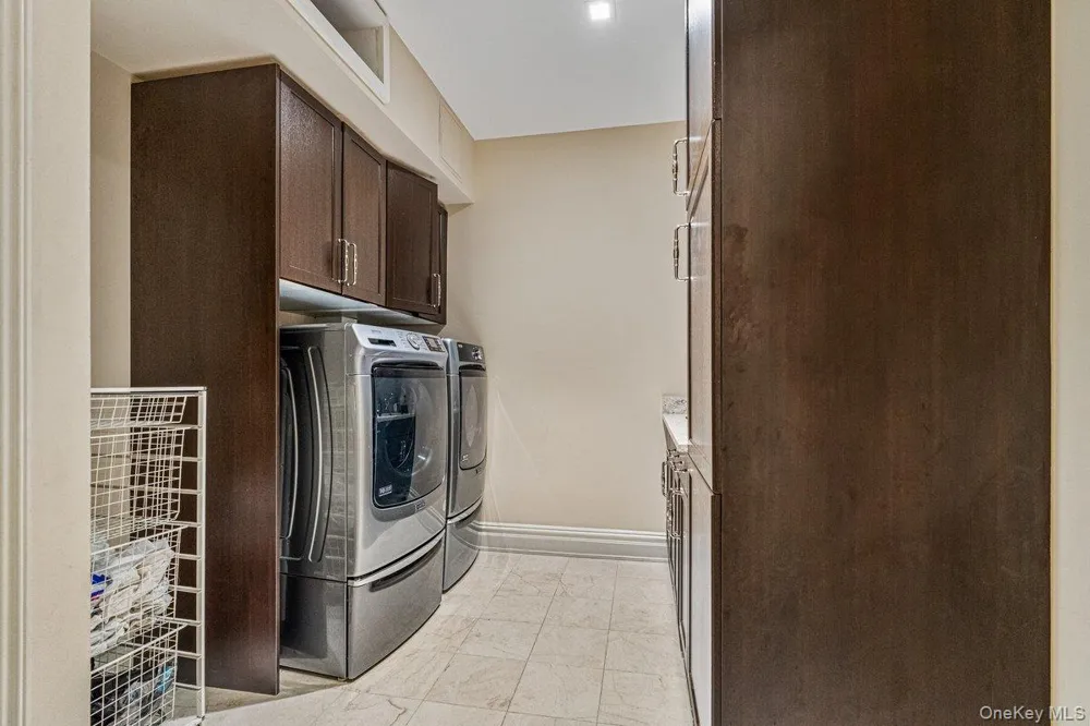 2000 Royal Court #2009 North Hills, NY 11040